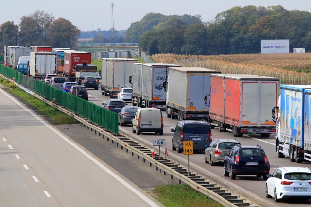 Utrudnienia na autostradzie A4 w kierunku Zgorzelca. Tworzy się ogromny korek.