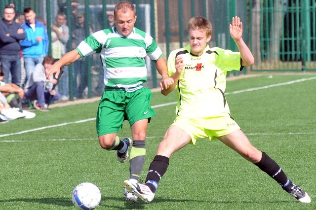 Piłkarze Markiewicza Krosno (biało-zielone stroje) wygrali z Jasionowem 2-1.