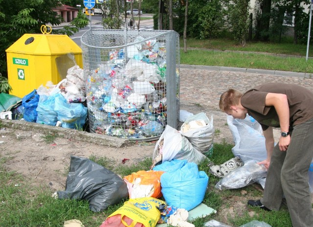 Mieszkańcy sąsiadujący ze skupem mają jednak poważne obawy, czy planowane przetwarzanie odpadów będzie bezpieczne. Nie brakuje opinii, że niewielkiej odległości od ich mieszkań i domów znajdą się "skrajnie szkodliwe dla zdrowia odpady".
