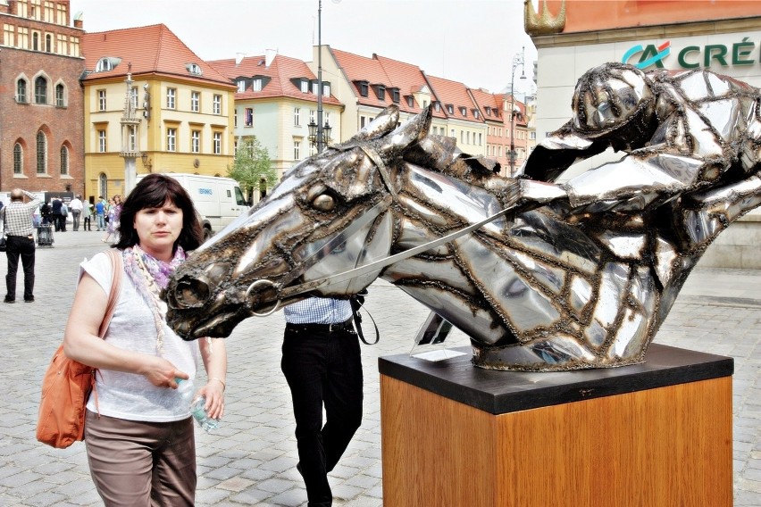 Wrocław: Rzeźba konia w galopie promuje rozpoczęcie sezonu wyścigowego na Partynicach (ZDJĘCIA)