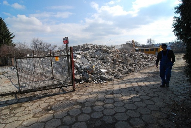 Po budynku zlokalizowanym przy dawnej bramie wjazdowej został tylko gruz.