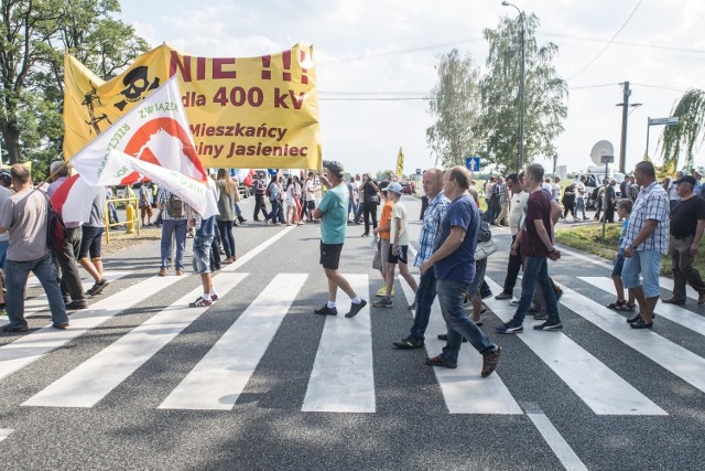 W proteście w Pamiątce koło Tarczyna uczestniczyło około 100 osób, w tym mieszkańcy gmin z powiatu grójeckiego.