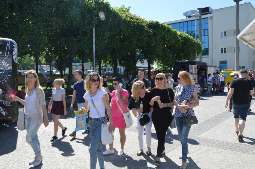 Barobusy zaparkowały pod Iglicą przy Hali Ludowej, i postoją...