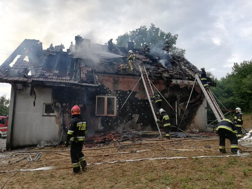 Spłonął dom pod Gdowem. Z żywiołem walczyło prawie 50 strażaków [ZDJĘCIA]