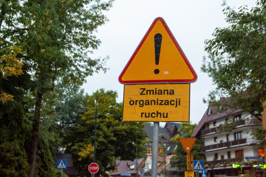 Zakopane. Zmiana organizacji ruchu w mieście. Tworzą się korki, niektórzy kierowcy się gubią