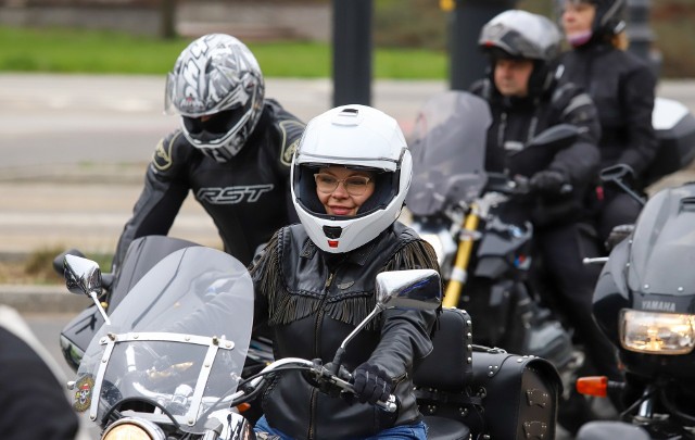 Uczestników niedzielnej motocyklowej inauguracji sezonu było nie kilkoro, ale tysiące. Zajechali też nad Wisłę, oczywiście nie na rozkopaną część brzegu