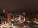 Piękne świąteczne iluminacje Ostrowieckiego Browaru Kultury. Jest bajkowo. Zobacz zdjęcia z drona