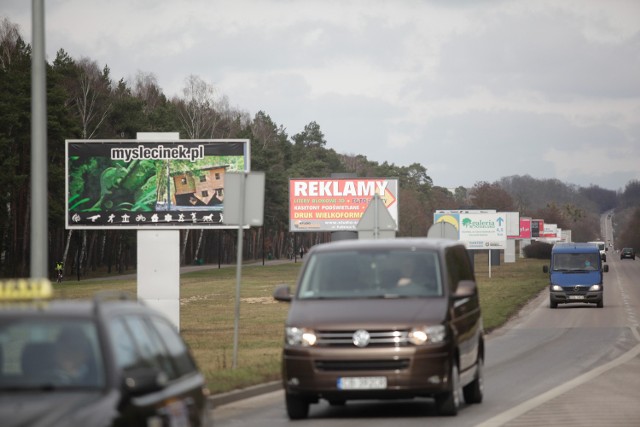 Reklamy w Leśnym Parku Kultury i Wypoczynku wciąż straszą kierowców. Jednak sukcesywnie ich liczba się zmniejsza. Jest dużo lepiej, mimo że jeszcze trzeba sporo zmienić