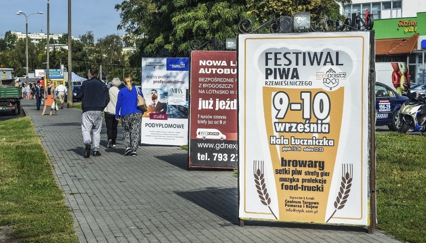 Reklamy w Bydgoszczy. Szyldy jak szpeciły, tak szpecą