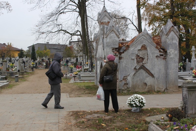 Aleksandrów Kujawski. Porządki na cmentarzu przed dniem Wszystkich Świętych