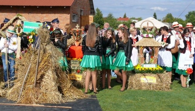 Dożynki pow. stalowowolskiego - rolnicy dziękowali za plonyUbrane na ludowo grupy wieńcowe prezentowały najpiękniejsze wieńce, które wygrały konkursy gminne