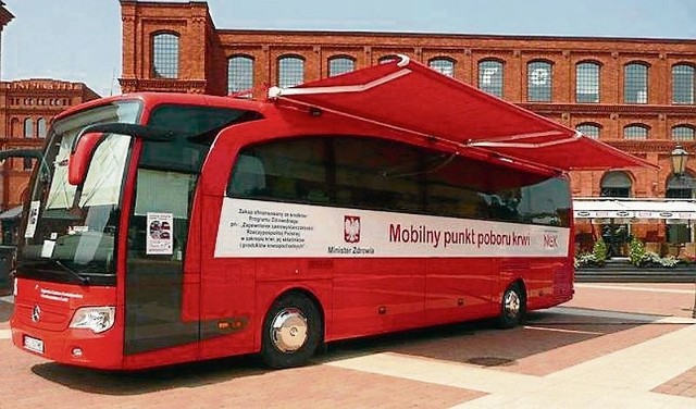 Mobilny punkt pobrań krwi  stanie w Manufakturze.