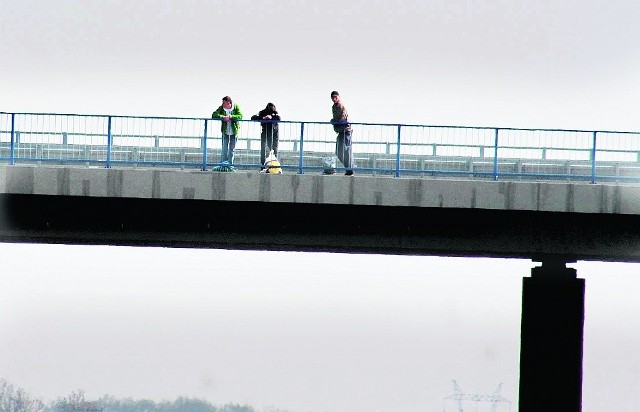 Młodzieńców na wiadukcie w Markowicach sfotografowali świadkowie. Zdjęcia dali policji