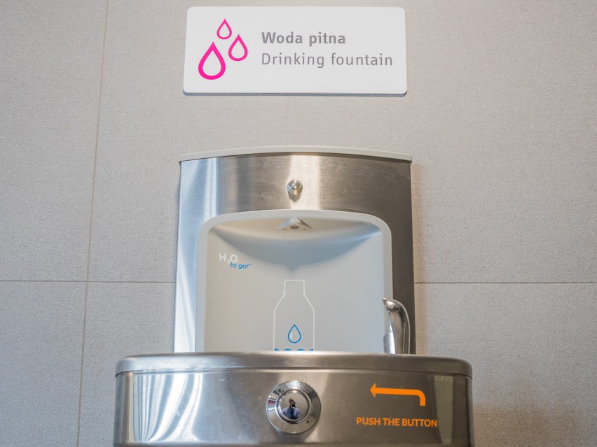 Darmowa woda pitna na lotnisku Katowice Airport w Pyrzowicach. Krany są już w terminalach A, B i C. Gdzie są poidełka?