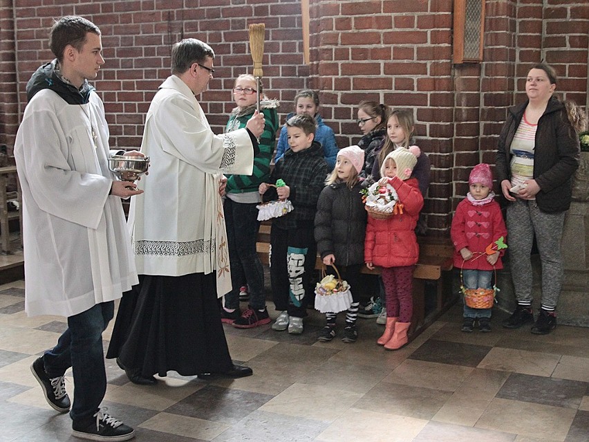 Ks. Kan. Dariusz Kunicki przechodząc przez świątynię święcił...