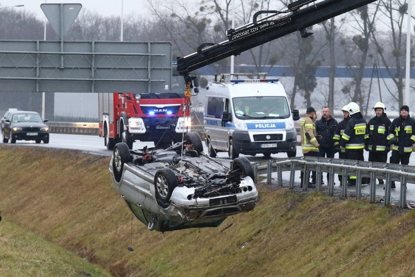 Groźny wypadek na obwodnicy Wrocławia. Są ranni