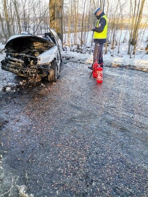 Wypadek na trasie Banie Mazurskie - Wólka. Nie żyje 61-letni kierowca passata, który uderzył w drzewo [ZDJĘCIA]