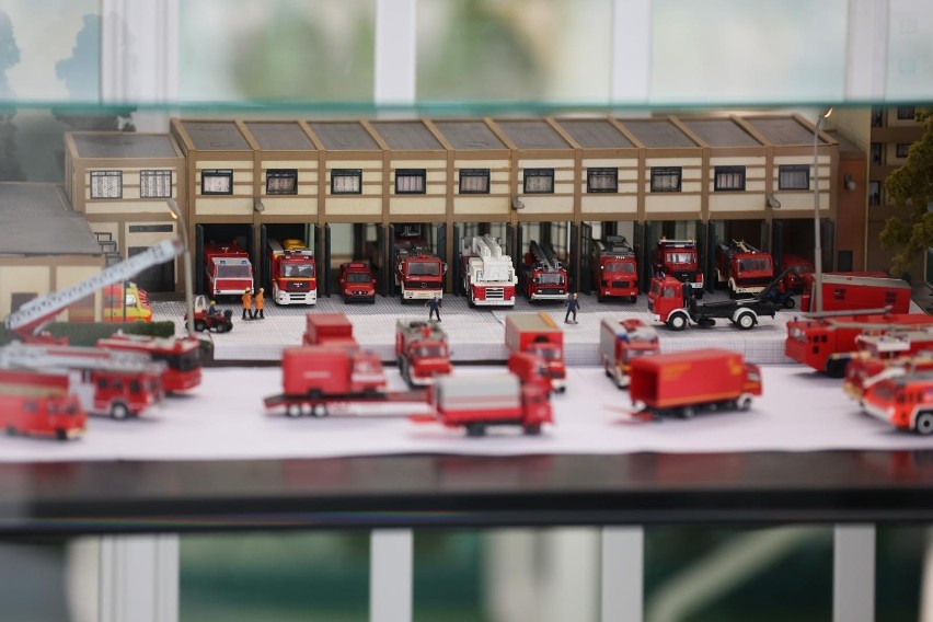 Modele wozów strażackich mogą oglądać czytelnicy Biblioteki...