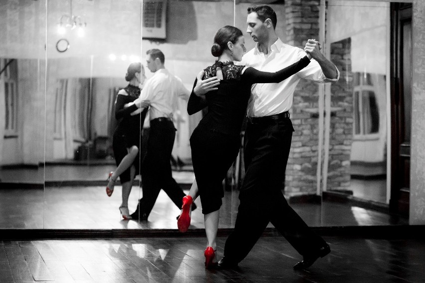 Taniec nie tylko łączy ludzi, ale również sprawia, że stają...