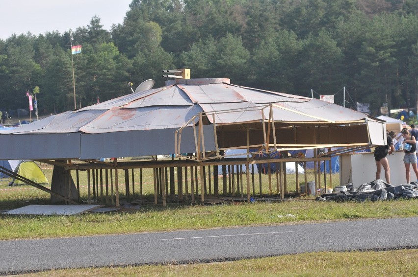 Na woodstockowym polu powstają już wielkie konstrukcje,...