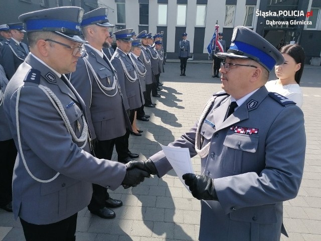 Święto policjantów w KMP w Dąbrowie Górniczej Zobacz kolejne zdjęcia/plansze. Przesuwaj zdjęcia w prawo - naciśnij strzałkę lub przycisk NASTĘPNE