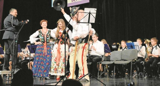 Anna Radoń, Natalia Majda, Jerzy Sukta i Stanisław Drab. Z lewej, na podeście: Janusz Paluch