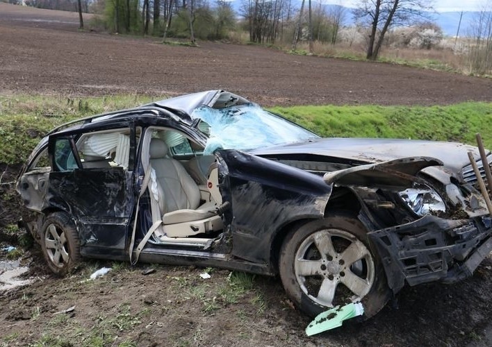 Groźny wypadek na Dolnym Śląsku. Osobówka uderzyła w drzewo,...