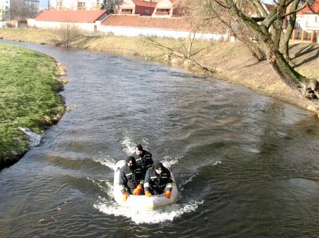 Wczoraj strażacy w pontonie przeczesywali rzekę Ełk na odcinku od jej ujścia do wysokości szpitala wojskowego.