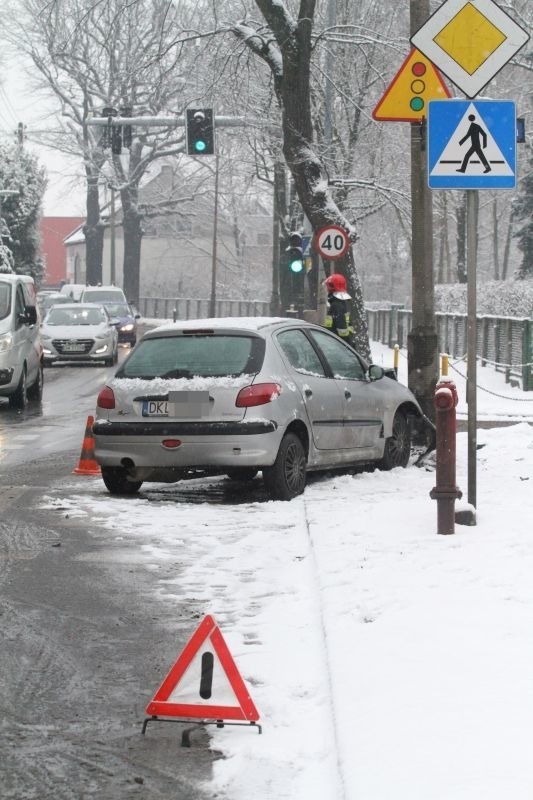 Samochód uderzył w latarnię. Trzy osoby ranne