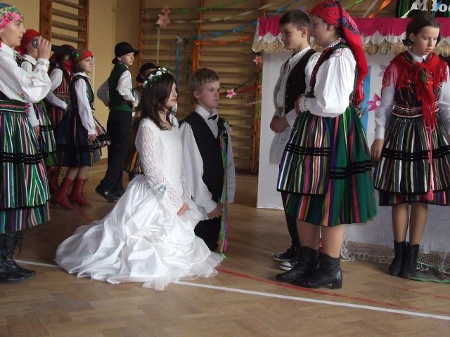Uczniowie z Klwowa doskonale odtworzyli rolę gości na ludowym weselu.