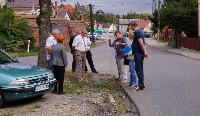 Do Klisina zjechała władza, żeby posłuchać, jakie wieś ma żale Na tej wysepce w Klisinie wielu kierowców jeździ pod prąd. Brakuje też krawężników, a woda po opadach podmywa jezdnię.