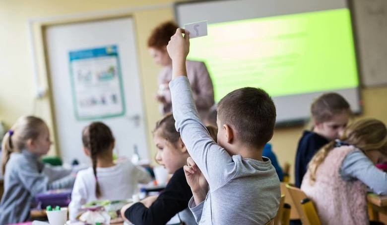 Nauczyciele w Łódzkiem biegają od szkoły do szkoły, aby uzbierać godziny