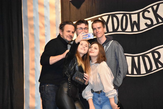 Bartłomiej Topa rozdał setki autografów, chętnie robił sobie też selfie z uczniami.