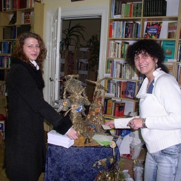 Iwona Cynarzewska, dyrektor biblioteki  pomagała wybrać ozdoby odwiedzającym  kiermasz