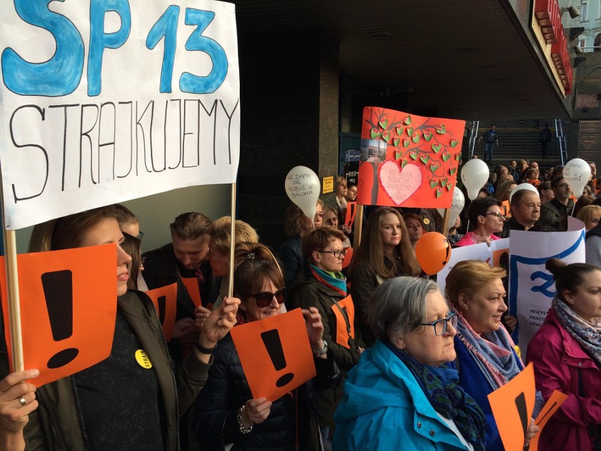 W Sosnowcu trwał wiec poparcia dla strajkujących nauczycieli