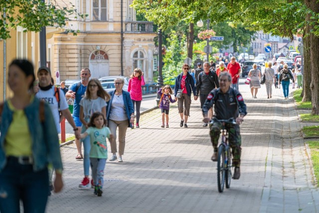 Tak jeszcze w lipcu tłoczno było na deptaku w Krynicy. Teraz wielu turystów zrezygnowało z przyjazdu do uzdrowiska