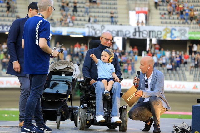 Nikogo nie trzeba przekonywać, jak szczególną postacią dla toruńskich fanów żużla jest Per Jonsson. Dawny lider Apatora przyjeżdża do swojego polskiego miasta dość regularnie, ale jednak nie na tyle często, by jego wizyty w jakikolwiek sposób spowszedniały, dzięki czemu każdy pobyt Szweda w Toruniu niezmiennie jest wydarzeniem. Pod koniec ubiegłego tygodnia Jonsson przyjechał na turniej Tauron SEC.Jak wyglądała wizyta Jonssona? Czytaj więcej na kolejnych stronach --->POLUB NAS NA FACEBOOKU Nie wiesz, jak skorzystać z PLUSA? Kliknij TUTAJ;nf, a dowiesz się więcej![lista][*] Co dostanę w ramach abonamentu?;nf[*] Dlaczego mam płacić za treści w sieci?;nf[*] Najczęstsze pytania;nf[/lista]