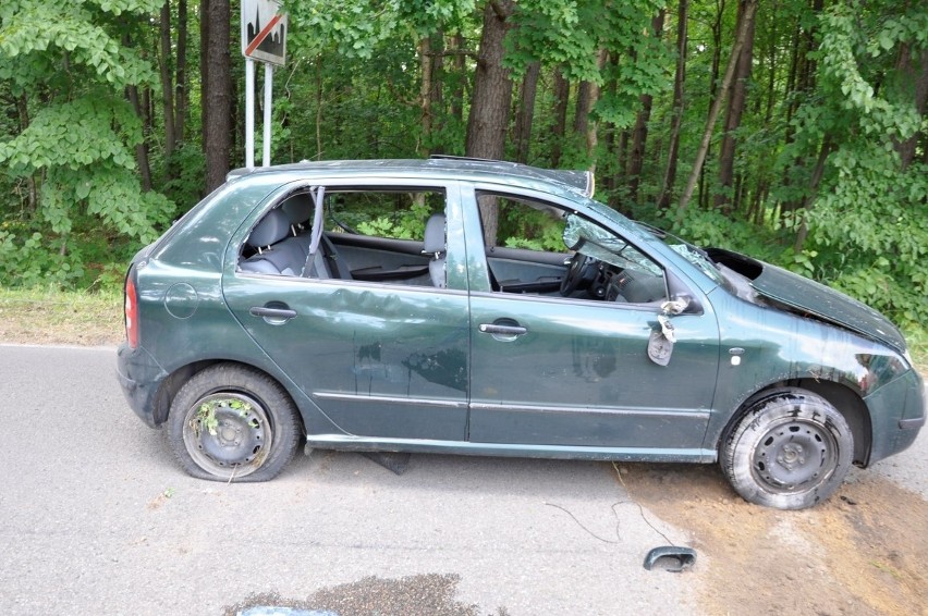 Wejsuny. Wypadek na łuku drogi. Dachowanie skody z 5 młodymi kobietami w środku (zdjęcia)