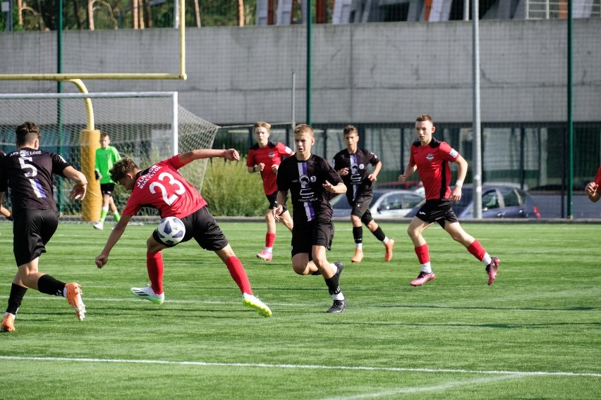 Piłkarze AP Junior Białystok (czerwone koszulki) nie dali...