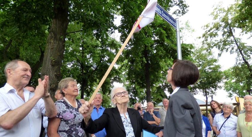 Symbolicznego odsłonięcia tabliczki z nazwą ulicy dokonała...