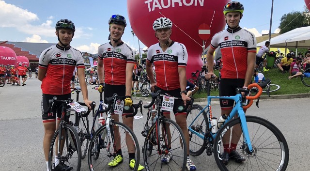 Udane wypadli studenci Politechniki Świętokrzyskiej w Tour de Pologne amatorów. Na zdjęciu z trenerem Markiem Kalwatem.