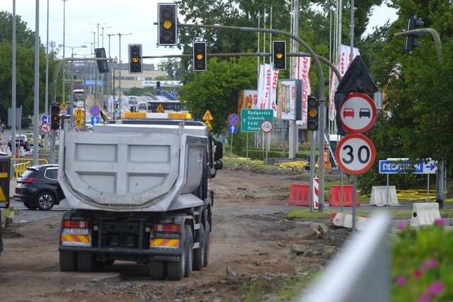 Kompleksowe remonty ulic oraz budowa i modernizacja już istniejących parkingów w Toruniu... M.in. takie prace czekają drogowców w tym roku. Sprawdźcie dokładnie na jakich ulicach pojawią się wkrótce utrudnienia. >>>>>>