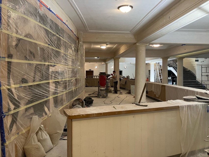 Dobiega końca modernizacja wnętrza zabytkowego Miejskiego Domu Kultury w Stalowej Woli. Zobacz zdjęcia