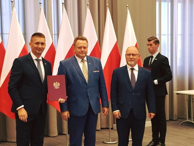 Wójt Marcin Kozdrach (od lewej) odebrał promesę od ministra Jarosława Zielińskiego i wojewody Zdzisława Sipiery.