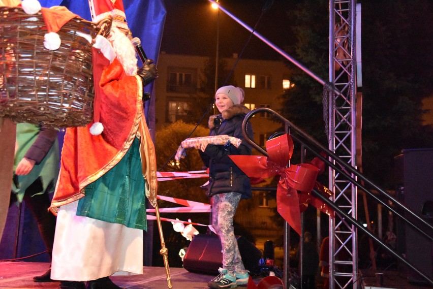 Chrzanów. Św. Mikołaj rozdawał dzieciom prezenty. Pokazy taneczne i fireshow [ZDJĘCIA]