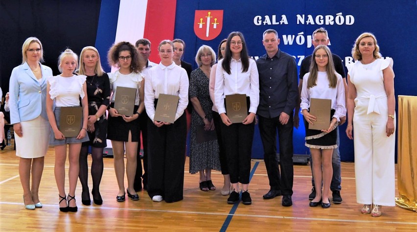 Olszewo-Borki. Najzdolniejsi uczniowie klas ósmych dostali nagrody wójt gminy, 20.06.2022. Zdjęcia