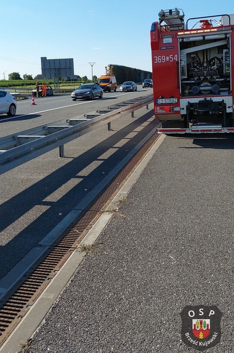 Pożar samochodu na autostradzie A1 w kierunku Łodzi, na...