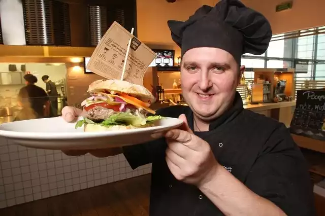 Mateusz Brożyna, szef kuchni restauracji John Burg w Kielcach, prezentuje najsmaczniejszego według jury klasycznego burgera.