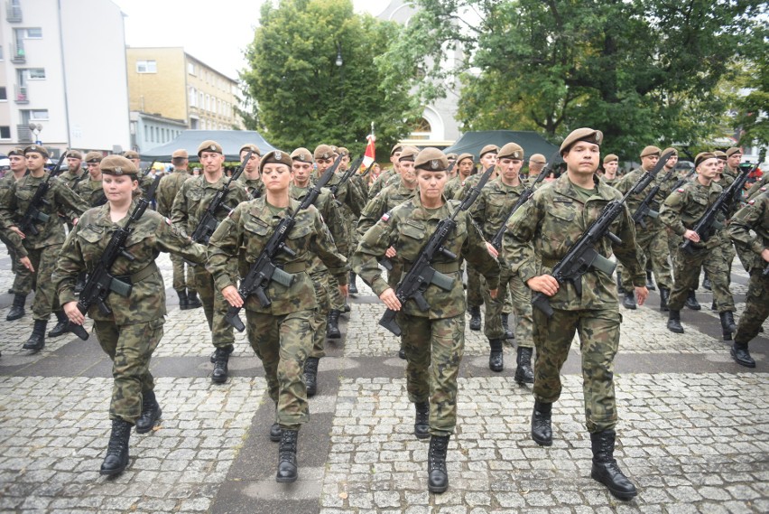 W Polsce służba wojskowa nie jest obowiązkowa, ale młodzi...