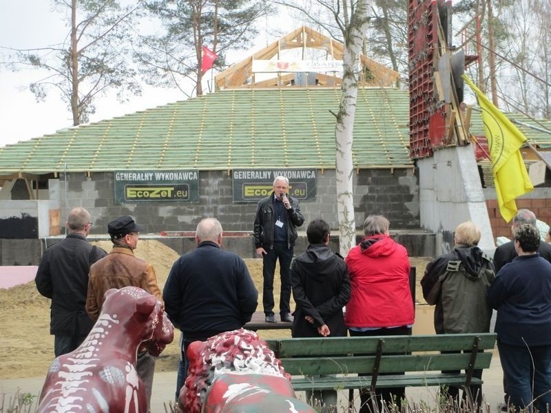 W gdańskim ZOO zawieszono wieniec na nowej lwiarni. Za pół roku zamieszkają tam lwy [ZDJĘCIA]